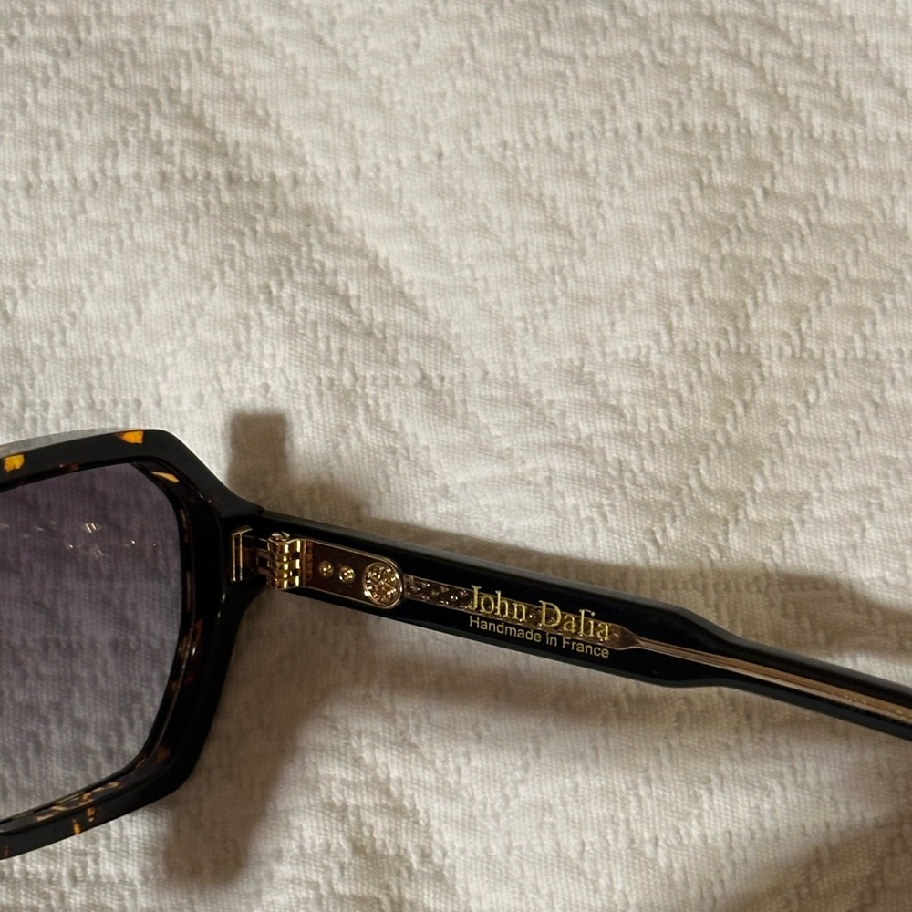 Classic Tortoise Shell Sunglasses - Picture 4 of 7